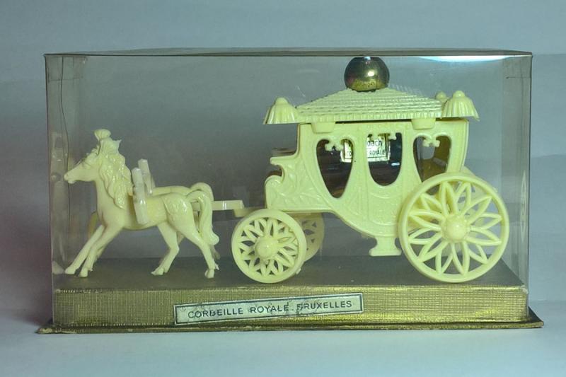 Miniatures Flacon Corbeille Royale dans un carrosse en plastique hauteur de la boite 9 cm environ
flacon en verre bouchon en métal légèrement piqué
rare dans cet état
port en sus