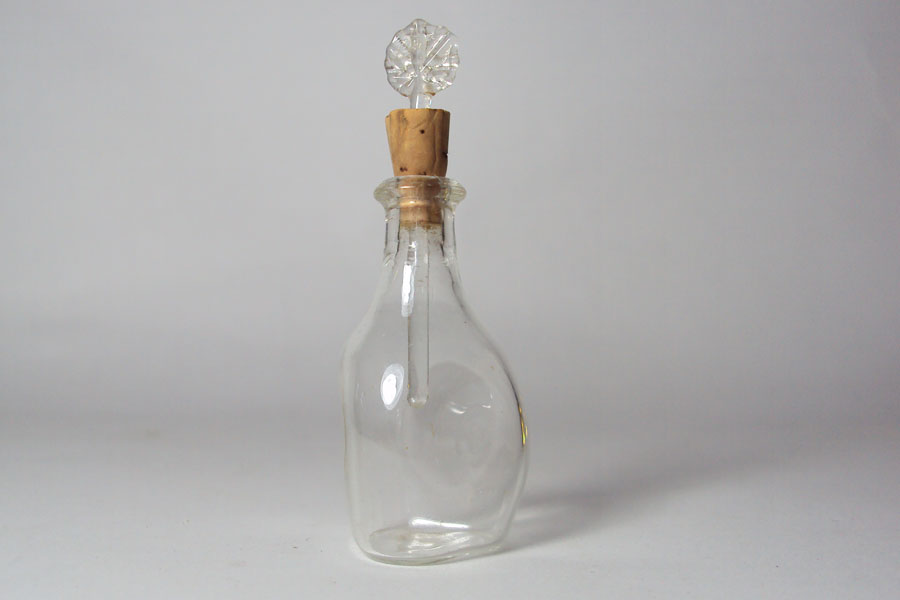 A Definir Rare Petite miniature en verre soufflé avec bouchon en verre et liège hauteur 5.6 cm provenant de USA de Divers 