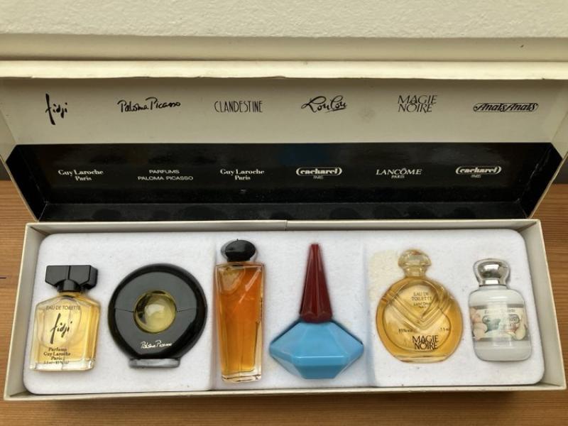 Miniatures Coffret 6 eaux de toilettes pleines
- Fidji / Guy Laroche Paris 3.5 ml
- Paloma Picasso / Parfums Paloma Picasso 5 ml
- Clandestine / Guy Laroche Paris 5 ml
- Loulou / Cacharel Paris 5 ml
- Magie Noire / Cacharel Paris 7,5 ml
- Anaïs Anaïs / Cacharel Paris 7 ml
