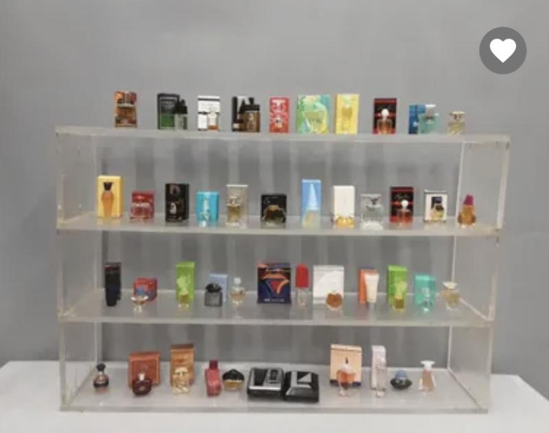 Miniatures Votre texte ici ....bonjour, à vendre collection miniature toute marque de grands parfumeurs environ 300pieces pleines et boites d’origine. N’hésitez pas à me contacterpour toute question 