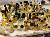 A vendre lot de 140 échantillons de parfum variés.Faire offre.. 