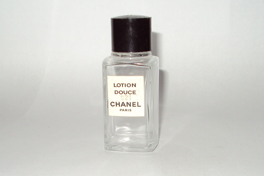  Lotion Douce 19 ml vide bouchon siglé en creux blanc de Chanel 
